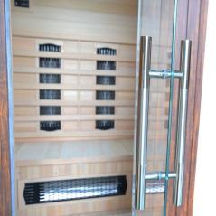 sauna-infarossi-120x105-da-esterno-con-tettino-dettagli