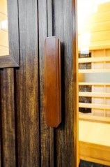 sauna-infrarossi-153-110-da-esterno-3-posti-dettaglio-maniglia-legno-631452452898