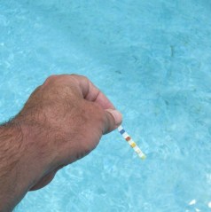 test-acqua-piscina-livelli-ph-cloro-alcali